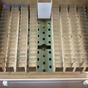 03-รูปการวาง Q-Panel ในเครื่องทดสอบการกัดกร่อน Q-FOG SSP and CCT